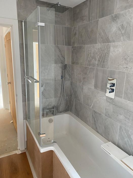 Family bathroom in stone-effect tile